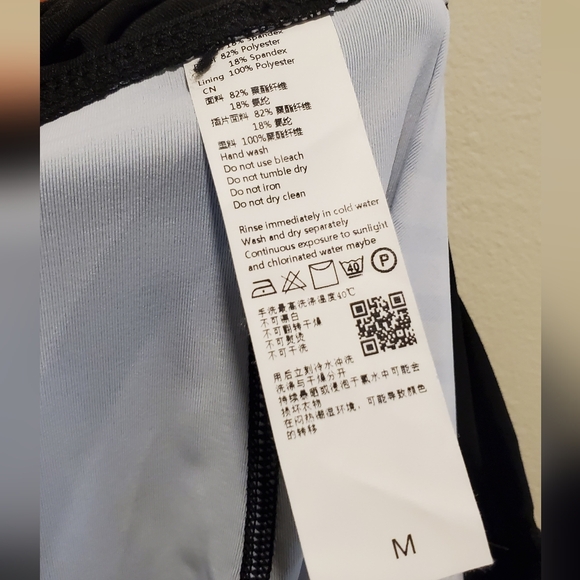 Black and White Abstract Pattern Active Leggings in size Medium - Picture 8 of 8